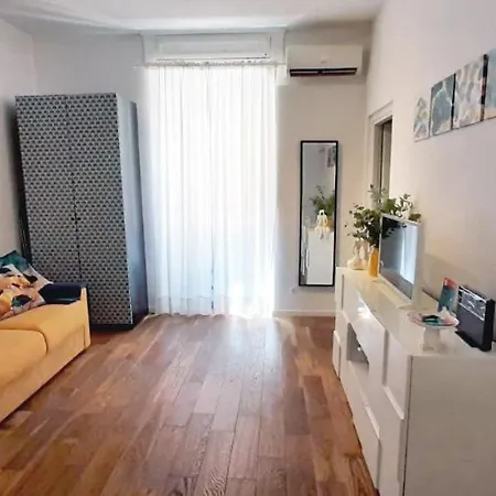 Cheerful Flat In Funky