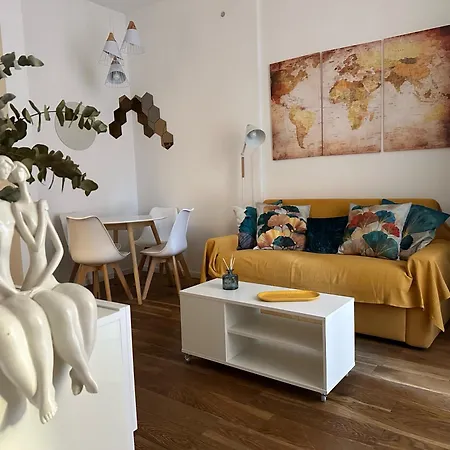 Cheerful Flat In Funky דירה